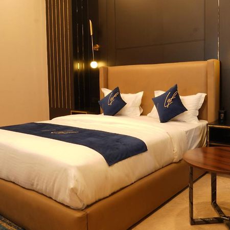 Aquila Grand Suites - Noida Sector 136 Buitenkant foto
