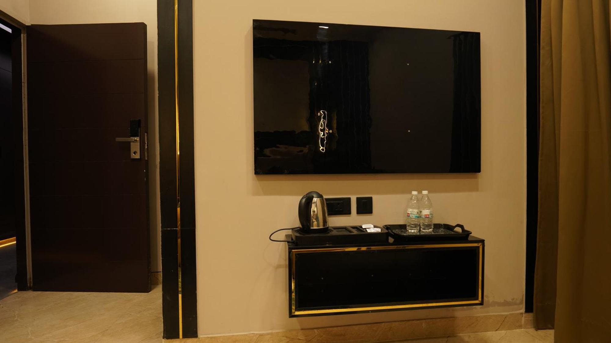 Aquila Grand Suites - Noida Sector 136 Buitenkant foto