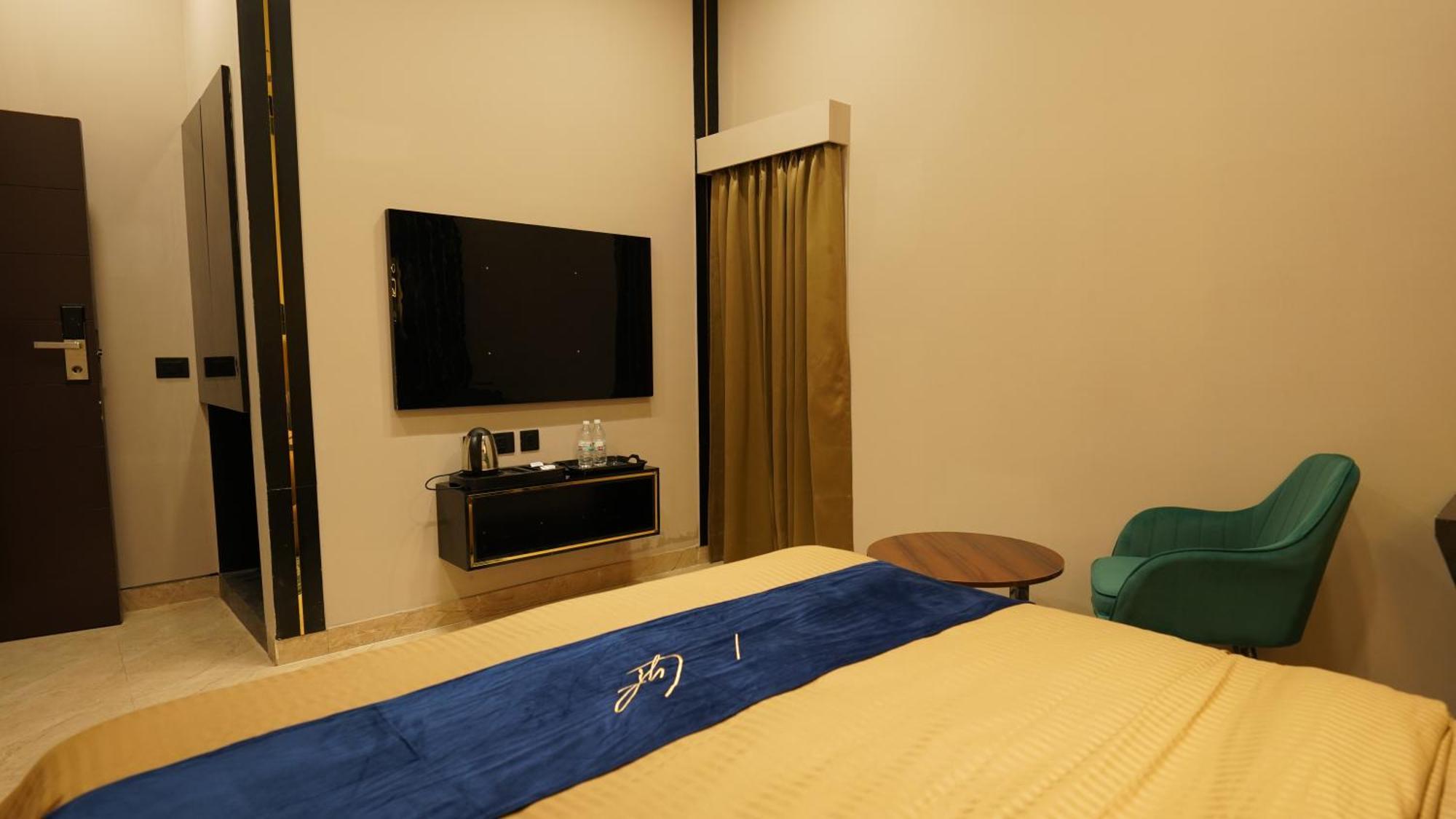 Aquila Grand Suites - Noida Sector 136 Buitenkant foto